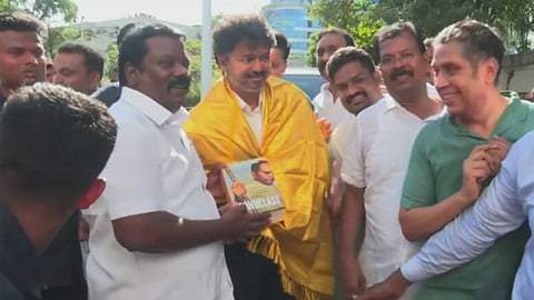 சத்தியமூர்த்தி பவனில் காங்கிரஸ் நிர்வாகிகளை சந்தித்தார் முதலமைச்சர் விஜய்