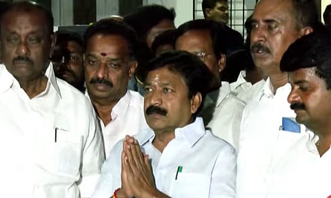 கூண்டோடு நீக்கிய இபிஎஸ்... அடுக்கடுக்கான குற்றச்சாட்டுகளை முன்வைத்த சி.வி.சண்முகம்!