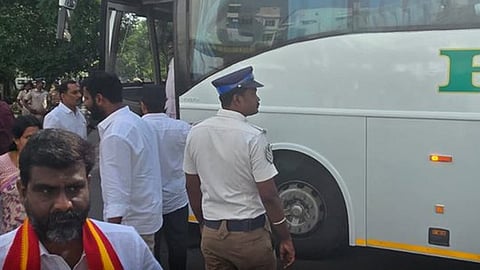 சட்டசபையில் இன்று நம்பிக்கை வாக்கெடுப்பு- பேருந்தில் அழைத்து வரப்பட்ட த.வெ.க. சட்டமன்ற உறுப்பினர்கள்