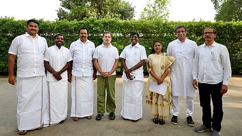 தேர்தலில் வென்ற தமிழக காங்கிரஸ் எம்.எல்.ஏ.க்கள் ராகுல் காந்தியுடன் சந்திப்பு