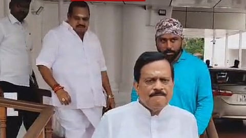சி.வி.சண்முகம் தரப்பு மீது ஆளுநர் மாளிகையில் புகார் அளித்த இபிஎஸ் தரப்பு