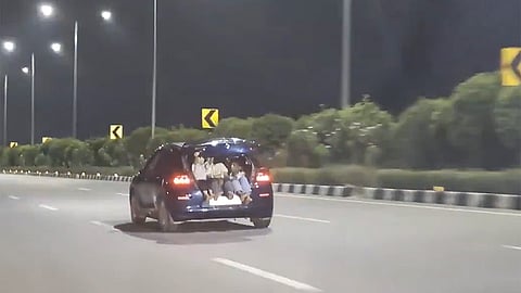 கார் டிக்கியில் சிறுவர்களை அமர வைத்து அபாய பயணம்- போலீசார் கவனத்திற்கு சென்ற வீடியோ
