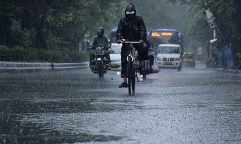 சூரிய வெளிச்சம் வராமல் இருண்டது: புதுச்சேரியில் இடி- மின்னலுடன் லேசான மழை