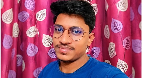 நீட் தேர்வு ரத்து செய்யப்பட்டதால் மின்விசிறியில் தூக்கிட்டு தற்கொலை செய்துகொண்ட மாணவர்