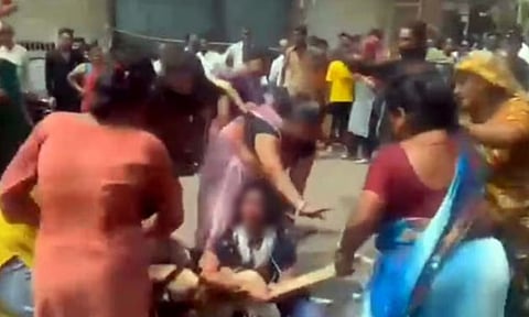 கோவிலுக்குள் நுழைவதில் பிரச்சனை.. பெண்ணை அரை நிர்வாணமாக்கி செருப்பு மாலை அணிவித்து ஊர்வலம் நடத்திய கும்பல்