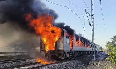ராஜ்தானி விரைவு ரெயிலில் தீ விபத்து: பயணிகள் வெளியேற்றப்பட்டதால் பெரும் அசம்பாவிதம் தவிர்ப்பு