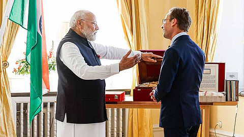 ரவீந்திரநாத் தாகூர் எழுதிய பொன்மொழிகள் பிரதமர் மோடியிடம் ஒப்படைப்பு