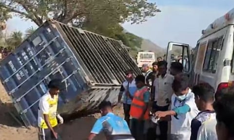 மகாராஷ்டிரா: திருமணத்திற்கு செல்லும் வழியில் கோர விபத்து - 12 பேர் பலி 