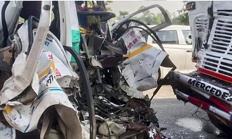 Uttar Pradesh: வேன் - லாரி நேருக்கு நேர் மோதி கோர விபத்து.. 10 பேர் பலி - பிரதமர், ஜனாதிபதி இரங்கல்