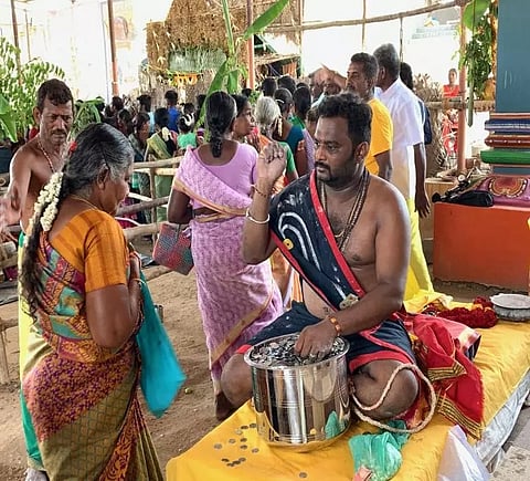 பக்தர்களுக்கு பணத்தை பிரசாதமாக வாரி வழங்கும் பூசாரி: வைரலாகும் வீடியோ