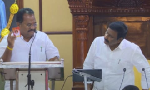‘அவர் என்ன கடவுளா?’: முதலமைச்சர் விஜய்யின் படத்தை காண்பித்த எம்எல்ஏவை கண்டித்த புதுவை சபாநாயகர் 