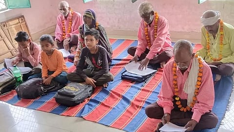 உத்தரபிரதேசத்தில் குழந்தைகளுடன் தொடக்கப் பள்ளிக்கு செல்லும் முதியவர்கள்