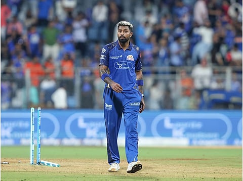 ஐபிஎல் போட்டியில் ஸ்டம்ப் பெயில்ஸை தட்டிவிட்ட பாண்டியா - அபராதம் விதித்த பிசிசிஐ