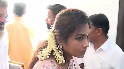 தலைமைச் செயலகம் வந்த மு.க. அழகிரி மகள்- அமைச்சர்களை சந்தித்து பேச்சு
