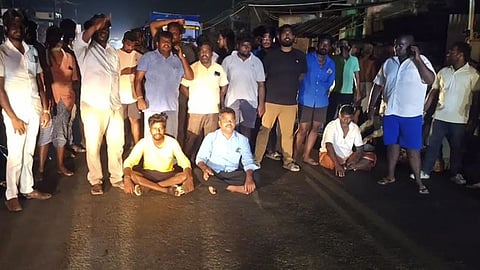 வாலாஜாபாத் சுற்றுவட்டார பகுதியில் 2 மணி நேரம் மின்வெட்டு- பொதுமக்கள் சாலை மறியலில் ஈடுபட்டதால் பரபரப்பு