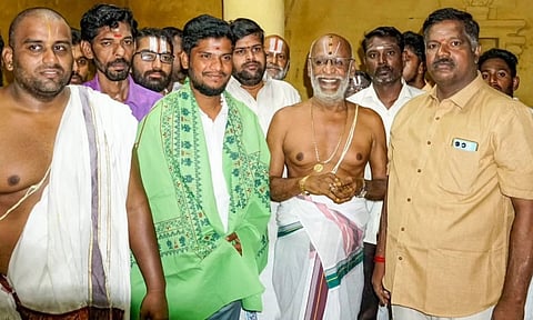 இந்து சமய அறநிலையத்துறைக்கு பிராமண அமைச்சரை நியமித்தது சர்ச்சையாவது ஏன்? 