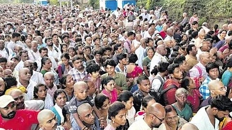 5 கி.மீ. வரிசையில் காத்திருப்பு: திருப்பதியில் கட்டுக்கடங்காத பக்தர்கள் கூட்டம்