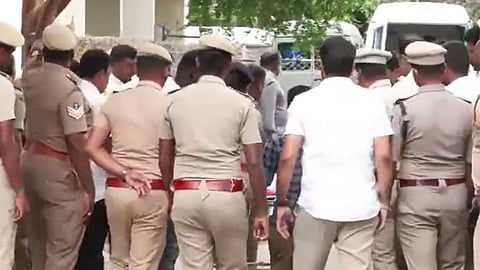 பிரேத பரிசோதனை நிறைவு - கோவை சிறுமியின் உடல் உறவினர்களிடம் ஒப்படைப்பு
