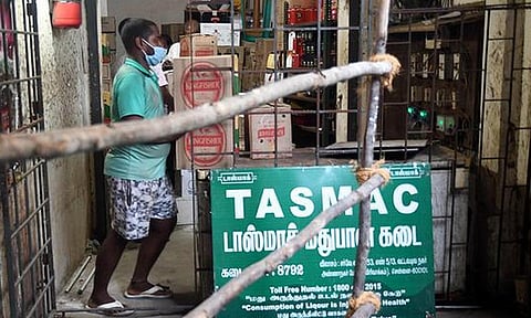 மூடப்பட்ட 717 டாஸ்மாக் கடைகளில் பணியாற்றியவர்களுக்கு மாற்று பணி- தமிழக அரசு உத்தரவு