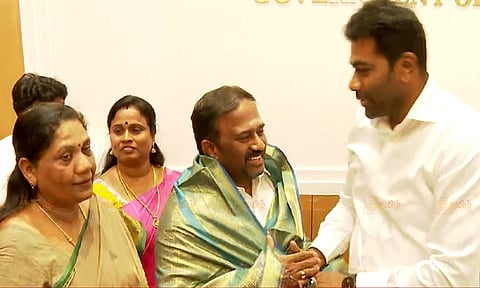 த.வெ.க.-வில் இணைந்த 3 அ.தி.மு.க எம்எல்ஏக்கள்..! பதவியை ராஜினாமா செய்த கையோடு அமைச்சர் ஆதவ் அர்ஜூனாவுடன் சந்திப்பு 