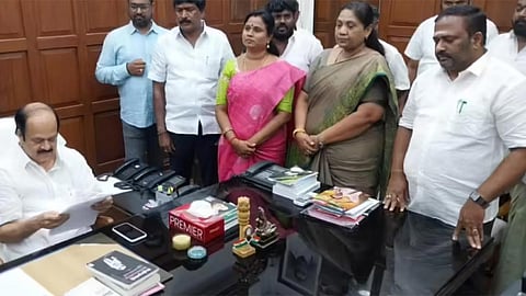 அதிமுக எல்எல்ஏக்கள் ராஜினாமா - 3 தொகுதிகள் காலியானதாக அறிவிப்பு
