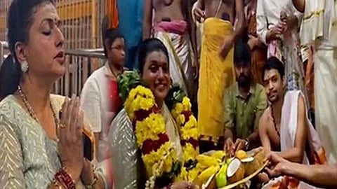 திருவண்ணாமலை கோவிலில் ரோஜா சாமி தரிசனம் 