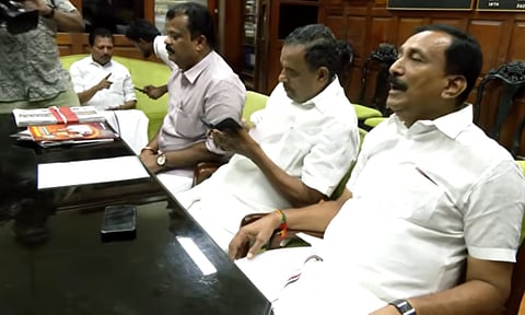 அதிகரிக்கும் ஆதரவு - சட்டப்பேரவை செயலாளரை சந்தித்த இபிஎஸ் தரப்பு! 