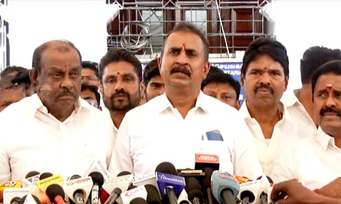 ‘எங்களுக்குள் இருந்தது கருத்து வேறுபாடுதான், பிளவு இல்லை’ - எஸ்.பி.வேலுமணி பேட்டி!