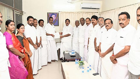 அ.தி.மு.க. அணிகள்  ஒன்றாக இணைந்தது: சபாநாயகரை சந்தித்து மனுக்கள் வாபஸ்- தொண்டர்கள் மகிழ்ச்சி