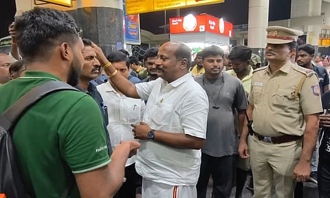 ‘நீ நல்லா சாப்பிட்டு இருக்க...நா சாப்பிடவே இல்லை’ - பேருந்து வரவில்லை எனக் கேட்ட பயணிக்கு அமைச்சர் கொடுத்த ஷாக் பதில்!