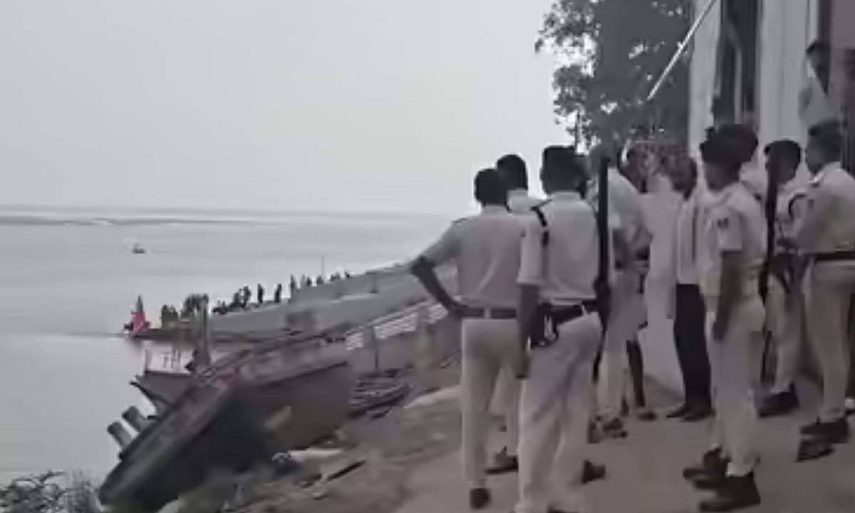 கங்கையில் படகு கவிழ்ந்து விபத்து.. இருவர் பலி - ஐவர் மாயம் 