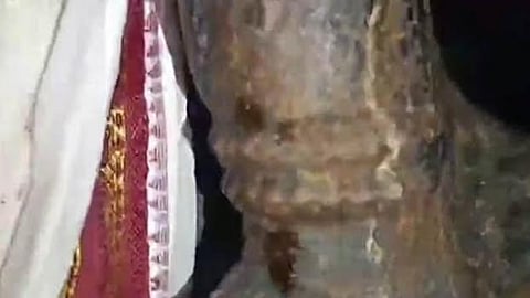 திருப்பதி அருகே சாமி சிலையில் இருந்து சிவப்பு நிற திரவம் வடியும் அதிசயம்- ரத்தம் போல் இருந்ததால் பக்தர்கள் அச்சம்