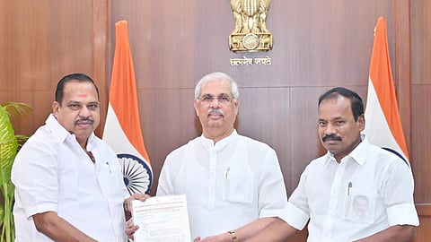 குதிரை பேரம் நடத்தும் த.வெ.க. மீது நடவடிக்கை எடுக்க வேண்டும்- கவர்னரிடம் அ.தி.மு.க. புகார்
