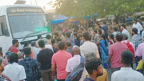 போதிய பஸ் வசதி இல்லாததால் மதுரை மாட்டுத்தாவணி பேருந்து நிலையத்தில் பயணிகள் சாலை மறியல்