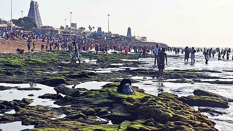 பவுர்ணமியையொட்டி திருச்செந்தூர் கடல் 100 அடி உள்வாங்கியது 

