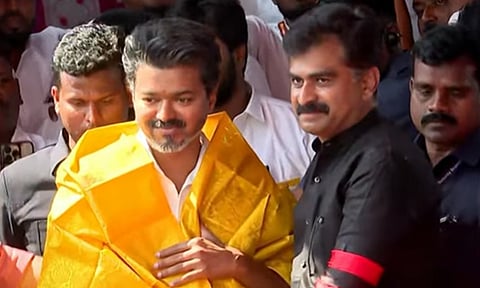 திருச்சி வருகை..! முதலமைச்சர் விஜய்க்கு சால்வை அணிவித்து வரவேற்ற துரை வைகோ