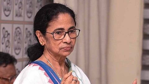 மோசடி கையெழுத்து விவகாரம்: 2 எம்.எல்.ஏ.-க்களை கட்சியில் இருந்து நீக்கிய மம்தா பானர்ஜி..!