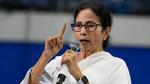 அனுமதி மறுப்பு: தடுத்து நிறுத்தும் இடத்தில் தர்ணா- மம்தா பானர்ஜி