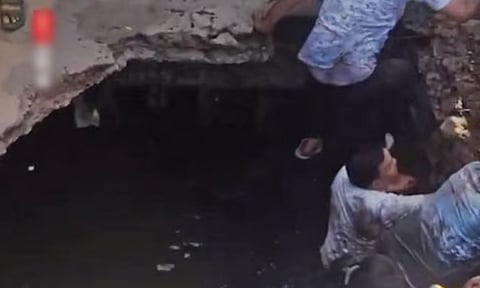 VIDEO: உ.பி.யில் நுழைவுத் தேர்வு எழுத வந்தவர்கள் கால்வாயின் மேல்தளம் உடைந்து உள்ளே விழுந்த விபரீதம்