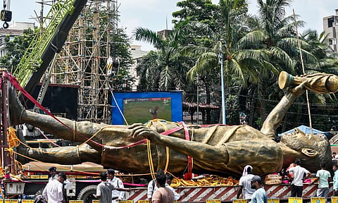 கொல்கத்தாவில் 70 அடி உயர பிரமாண்ட மெஸ்ஸி சிலை அகற்றம்!