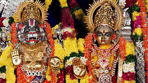 நின்ற கோலத்தில் காட்சி தரும் லட்சுமி நரசிம்மர்