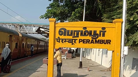 பெரம்பூர் ரெயில் நிலையத்தில் சூட்கேசில் இருந்த தலை இல்லாத ஆண் உடல் மீட்பு