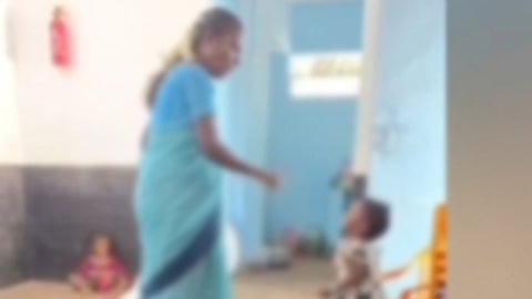 குழந்தை மீது சாக்குப்பையை போட்டு மிரட்டிய அங்கன்வாடி ஊழியர் சஸ்பெண்ட்