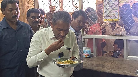 அம்மா உணவகத்தில் சாப்பிட்டு ஆய்வு செய்த அமைச்சர் வன்னிஅரசு