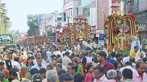 தஞ்சையில் ஒரே இடத்தில் 27 பெருமாள்கள் கருடசேவை உற்சவம் - ஆயிரக்கணக்கான பக்தர்கள் தரிசனம்
