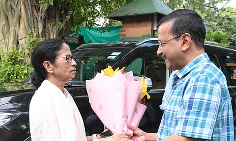 எம்.பி.களை காப்பாற்ற மம்தா டெல்லியில் முகாம்.. கெஜ்ரிவாலுடன் சந்திப்பு 