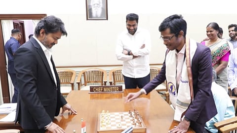 பிரக்ஞானந்தாவுடன் செஸ் விளையாடிய முதலமைச்சர் விஜய் 