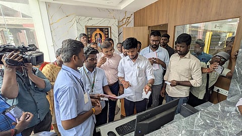 பழனி கோவிலில் அமைச்சர் ரமேஷ் அதிரடி சோதனை- குறைபாடுகளை சுட்டிக்காட்டி அதிகாரிகளிடம் காட்டம்