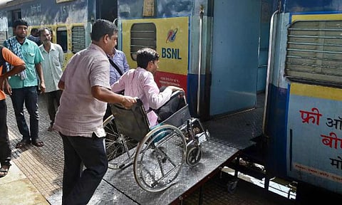 மாற்றுத்திறனாளிகளுக்கு ரயில் நிலையங்களில் உள்ள வசதிகள் என்னென்ன? - அறிக்கை தாக்கல் செய்ய உயர் நீதிமன்றம் உத்தரவு