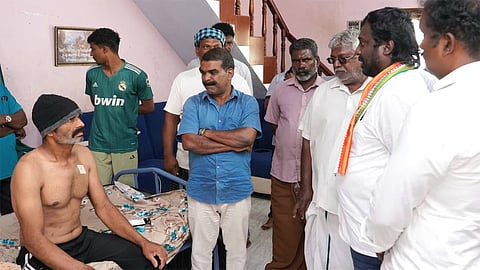 கடற்கொள்ளையர்களால் துப்பாக்கி சூட்டில் காயமடைந்தவரை சந்தித்த விஜய் வசந்த் எம்பி